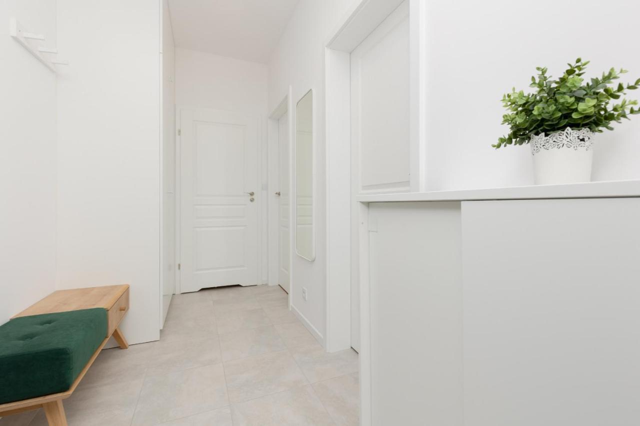 Stacja Wola Apartments With Parking By Noclegi Renters Warsaw Exterior photo